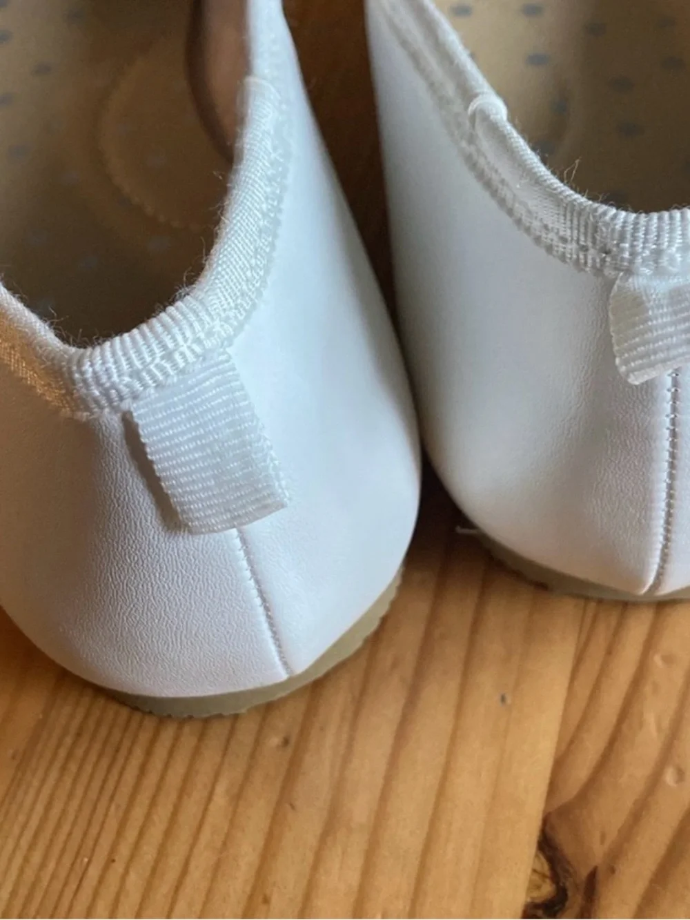 NWOT Cat & Jack White Slip-On Girls Shoes, Flats with small bow, size 2